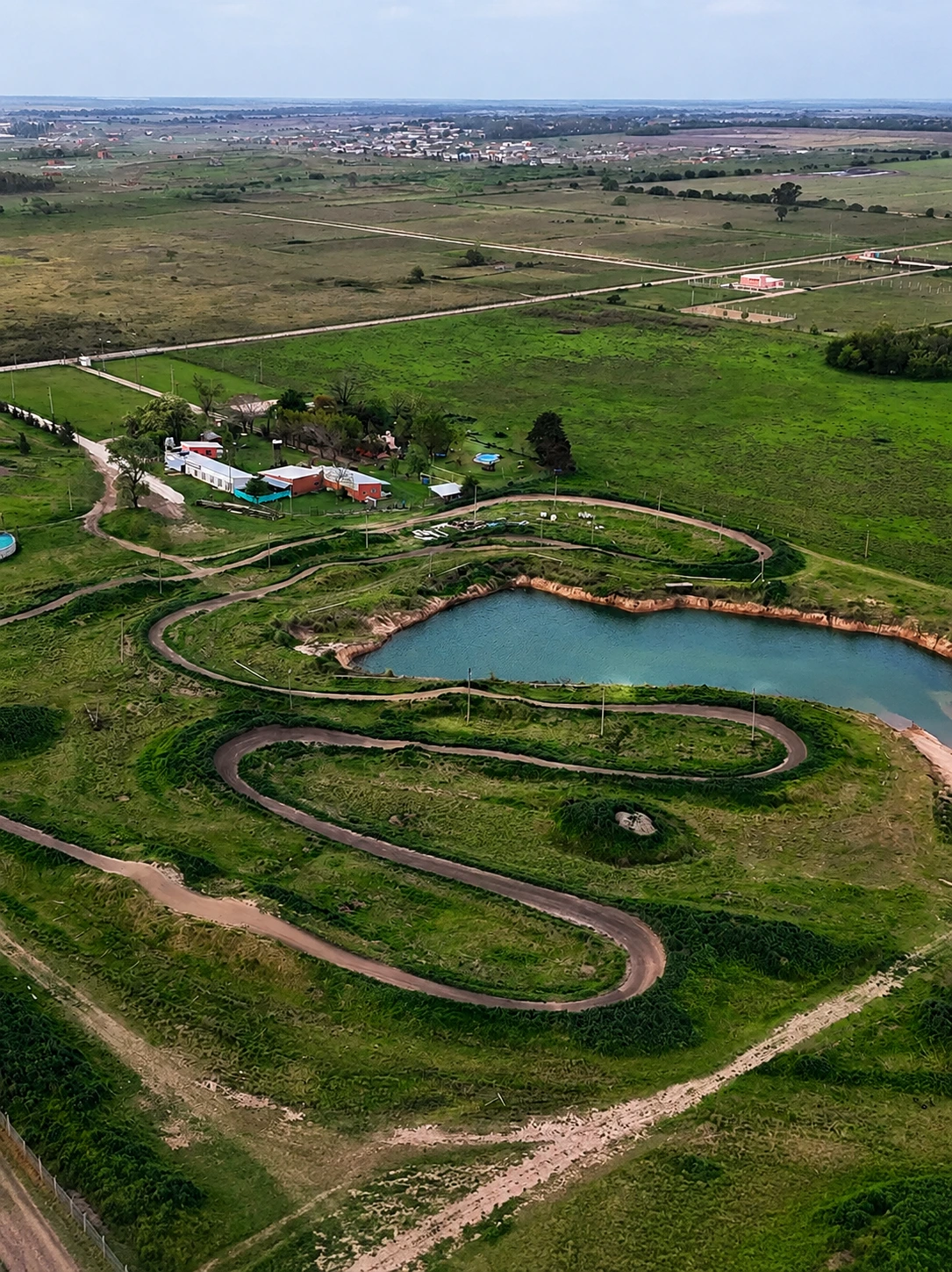 KARTING EN UN ENTORNO DIFERENTE</p>
<p>Uno de los grandes protagonistas de Lagoon es su kartódromo, desarrollado alrededor del entorno de la laguna.</p>
<p>Una propuesta para quienes buscan sumar velocidad y diversión a su día de campo, en un predio donde las actividades de motor conviven con espacios verdes, parrillas y propuestas para toda la familia.</p>
<p>Acá pondría la foto del karting verde que me pasaste, porque es el vehículo real que tienen. No pondría una foto genérica de karting de competición porque vuelve a prometer algo diferente de lo que realmente encuentra el visitante.